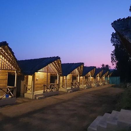 Lazy Panda Hotel Hampi Luaran gambar