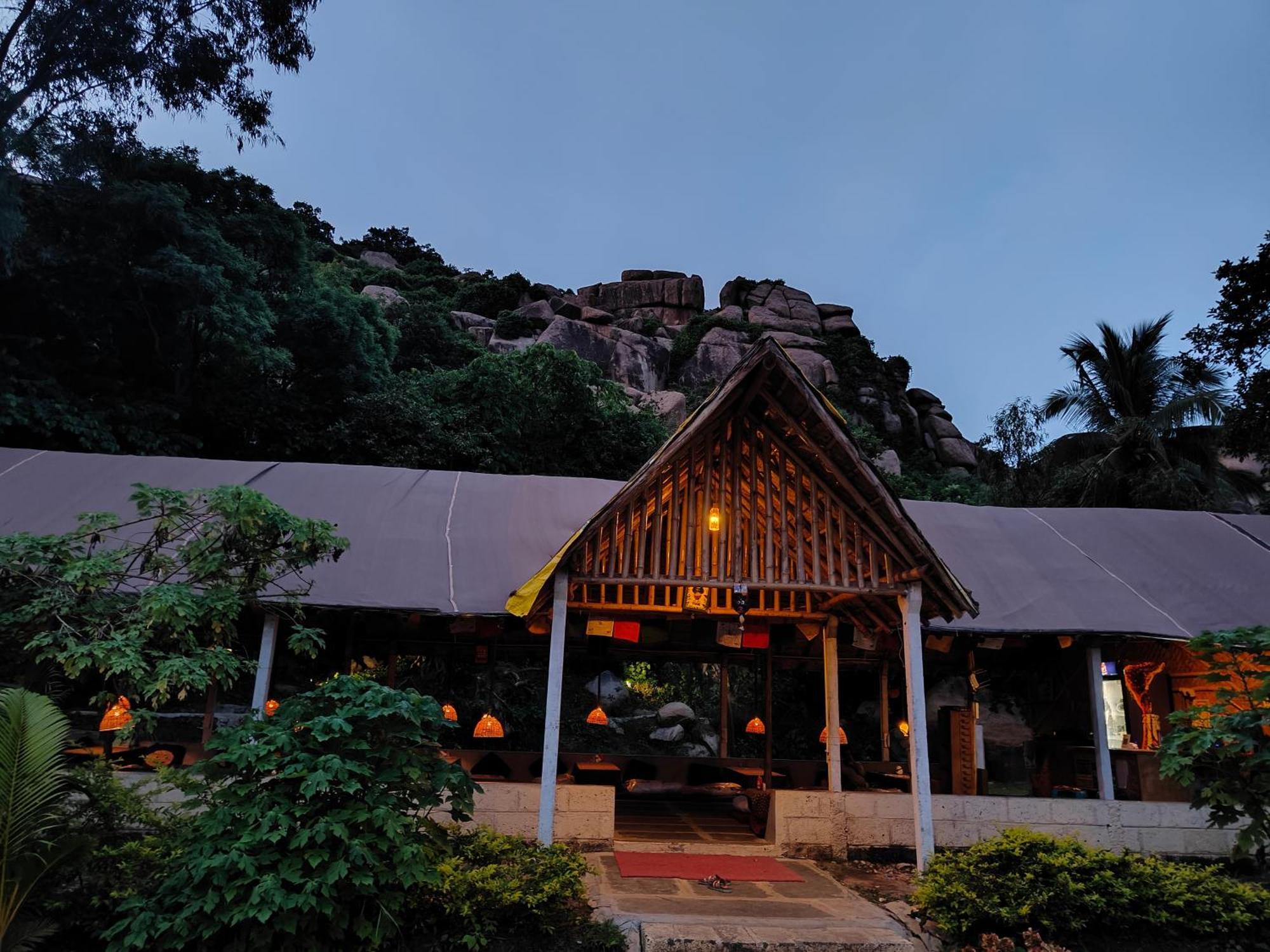 Lazy Panda Hotel Hampi Luaran gambar